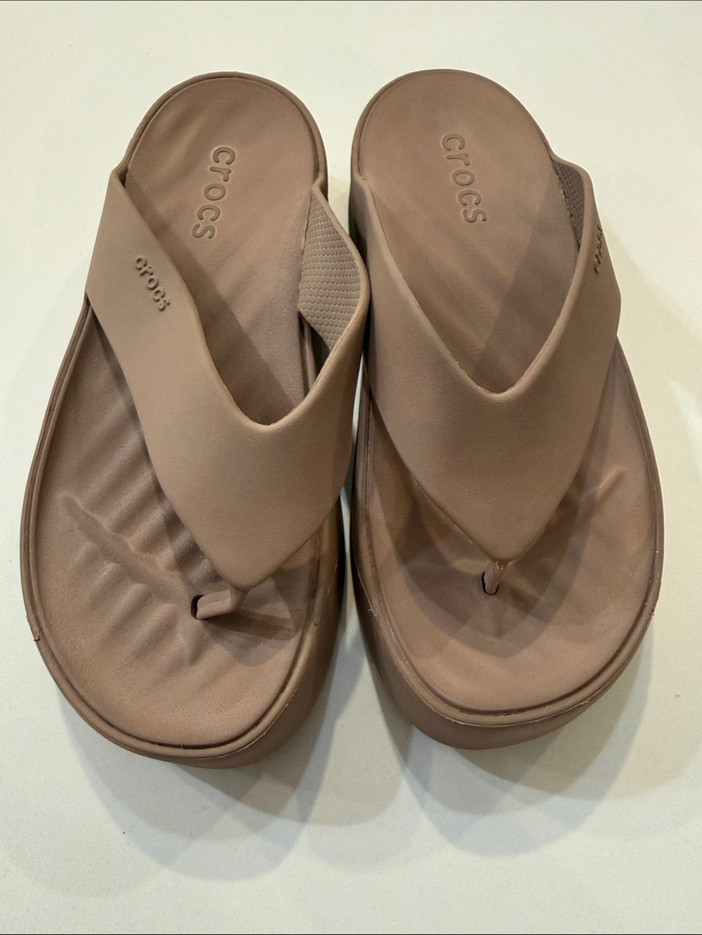 Crocs Getaway Platform Flip in the color "Latte" | Size 6